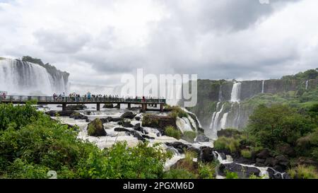 Foz do Iguaçu, Brésil - 14 janvier 2023 : foule de touristes sur la promenade visitant les chutes d'Iguaçu, Foz do Iguaçu, Brésil. Banque D'Images