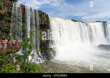 Foz do Iguaçu, Brésil - 14 janvier 2023 : foule de touristes sur la promenade visitant les chutes d'Iguaçu, Foz do Iguaçu, Brésil. Banque D'Images