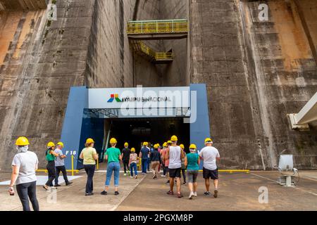 Foz do iguacu, brésil - 15 janvier 2023: Touristes visitant la centrale électrique d'Itaipu à Foz do Iguacu, Brésil. Banque D'Images