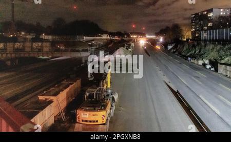 Hambourg, Allemagne. 24th mars 2023. En raison de la fermeture de l'autoroute A7 pour les travaux de démolition de ponts, aucun véhicule ne se trouve sur la route entre les jonctions Heimfeld et Volkspark. Comme prévu, l'Autobahn 7 a été entièrement fermé dans les deux sens pour toute la fin de semaine. Credit: Markus Scholz/dpa/Alay Live News Banque D'Images