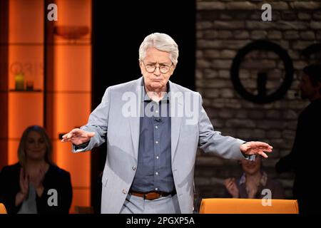 Brême, Allemagne. 24th mars 2023. Frank Elstner, showmaster et présentateur de télévision, à l'enregistrement du talk show '3nach9' de radio Bremen. Credit: Sina Schuldt/dpa/Alay Live News Banque D'Images