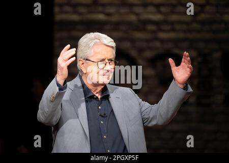 Brême, Allemagne. 24th mars 2023. Frank Elstner, showmaster et présentateur de télévision, à l'enregistrement du talk show '3nach9' de radio Bremen. Credit: Sina Schuldt/dpa/Alay Live News Banque D'Images