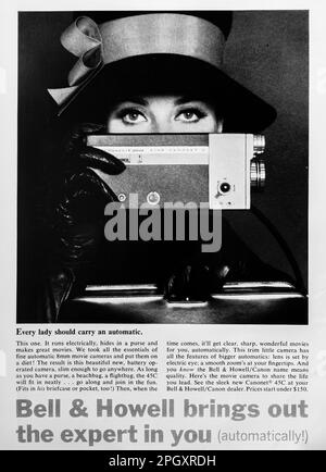 Publicité pour caméra de cinéma Bell & Howell Canonet 45 8mm dans un magazine NatGeo, janvier 1964 Banque D'Images