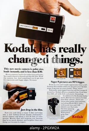 Publicité sur les appareils photo KODAK Instamatic 8mm dans un magazine NatGeo, juillet 1967 Banque D'Images