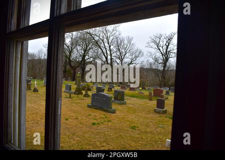 Vue du cimetière depuis une fenêtre dans une ancienne église abandonnée dans la campagne du Missouri, Mo, États-Unis, États-Unis, États-Unis. Banque D'Images