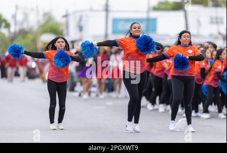 Valle Hermoso, Tamaulipas, Mexique - 18 mars 2023: Défilé d'anniversaire de ville, cheerleaders de l'Université UAT qui se produit à la parade Banque D'Images