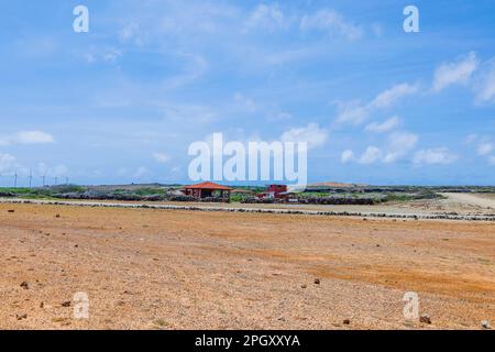 Belle vue sur le désert sur l'île d'Aruba avec carrefour dans le parc national d'Arikok pour passer aux grottes. Banque D'Images