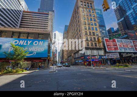 Belle vue sur les routes de croisement rue New York à Manhattan à W 51st rue le jour d'été ensoleillé. NY. ÉTATS-UNIS. Banque D'Images