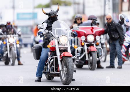 Valle Hermoso, Tamaulipas, Mexique - 18 mars 2023 : défilé de l'anniversaire de la ville, membres du club de moto Bikehermoso exposant leurs vélos au Banque D'Images