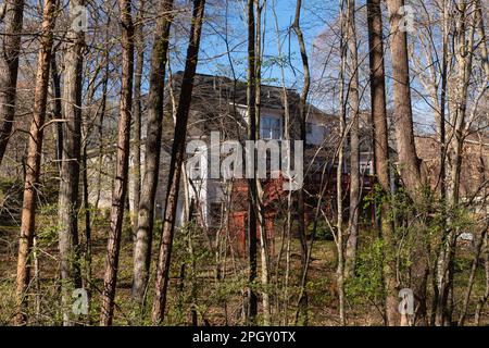 Manoir caché niché dans les bois, partiellement caché de la vue. Immobilier et concept de propriété. Banque D'Images