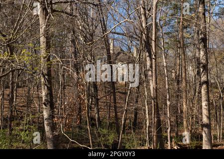 Manoir caché niché dans les bois, partiellement caché de la vue. Immobilier et concept de propriété. Banque D'Images