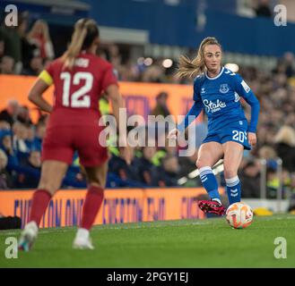 Liverpool, Merseyside, Angleterre. 24th mars 2023. Megan Finnigan d'Everton passe le ballon, pendant le club de football Everton V Liverpool football Club à Goodison Park, dans la Super League féminine de Barclays (image de crédit : ©Cody Froggatt/ Alamy Live News) Banque D'Images