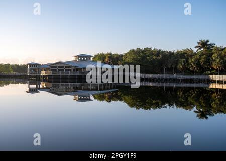 Green Cay nature Centre et le pavillon des visiteurs des zones humides à Boynton Beach, Floride se réfléchit dans l'eau calme le matin ensoleillé clair et sans nuages. Banque D'Images