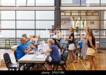 Samedi 25th mars 2023, le jour des élections en Nouvelle-Galles du Sud et les électeurs se rendent aux bureaux de vote de l'État, photographiés les électeurs du siège de Pittwater se rendent aux bureaux de vote d'Avalon Beach. Pittwater est un siège tenu par un libéral contesté par Rory Amon en remplacement du député en exercice et ministre du gouvernement Rob Stokes qui prend sa retraite de la politique. Un concours de clôture est attendu avec le candidat indépendant Teal Jacqui Scruby. Credit Martin Berry @ alamy Live news. Banque D'Images