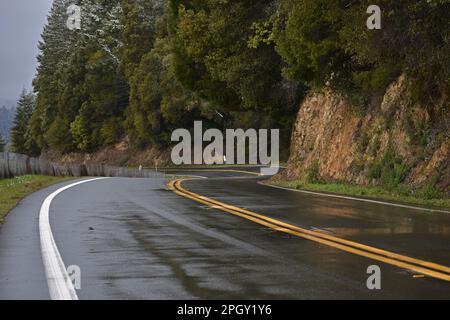 suivez les courbes pour voir où la route vous emmènera pas tous vos chemins sont une ligne droite Banque D'Images