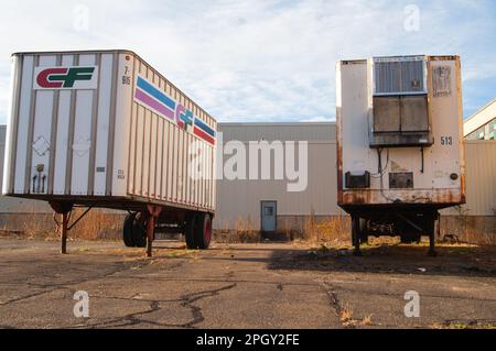 Les remorques non utilisées se trouvent dans le parc d'expédition à côté de l'usine abandonnée. Banque D'Images