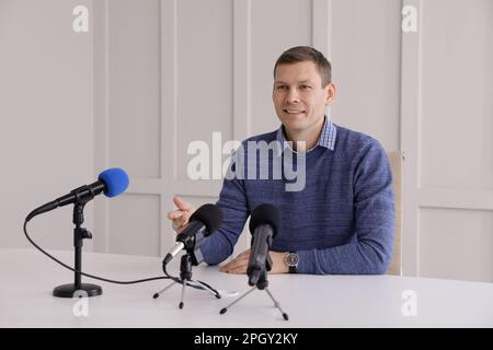 Homme d'affaires qui donne un entretien lors d'un événement officiel Banque D'Images