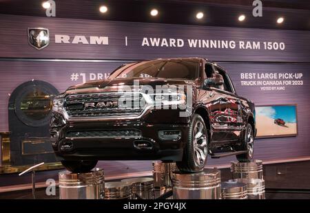 Toronto, Canada - 02 25 2023: Noir 2023 RAM 1500 Big Horn Award Big Truck exposé sur le salon international de l'auto 2023 du Canada. Camions RAM Banque D'Images