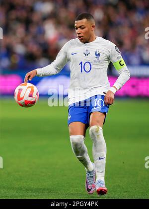 Paris, France. 24th mars 2023. Le Kylian Mbappe de France contrôle le ballon lors du match de qualification de l'UEFA Euro 2024 entre la France et les pays-Bas à Paris, France, 24 mars 2023. Credit: Glenn Gervot/Xinhua/Alay Live News Banque D'Images