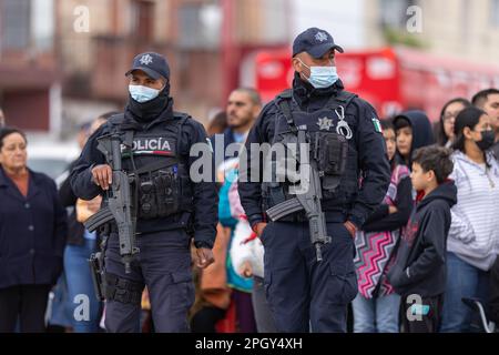 Valle Hermoso, Tamaulipas, Mexique - 18 mars 2023: Défilé de l'anniversaire de la ville, membres de la police d'État gardant la garde pendant le défilé Banque D'Images
