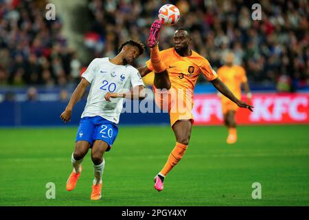 Paris, France. 24th mars 2023. La France Kingsley Coman (L) rivalise avec la Hollande Lutscharel Geertruida lors du match de qualification de l'UEFA Euro 2024 entre la France et les pays-Bas à Paris, France, 24 mars 2023. Credit: Glenn Gervot/Xinhua/Alay Live News Banque D'Images