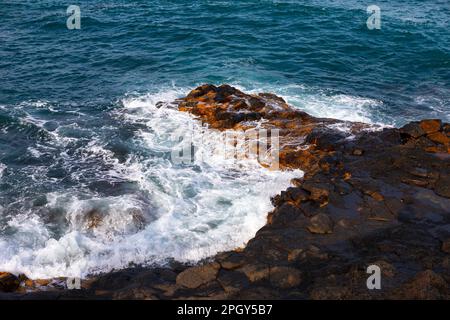 Roche côtière lavée par les vagues . Vagues et rochers dans l'océan Banque D'Images