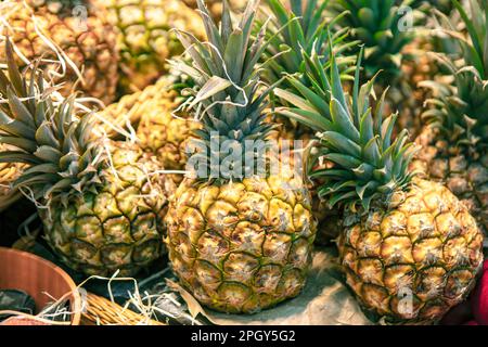 Pile d'ananas à vendre au supermarché . Fruits tropicaux savoureux Banque D'Images