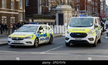 Londres, Royaume-Uni - 18 mars 2023 ; voiture et minibus de la police métropolitaine de Londres à Whitehall Banque D'Images
