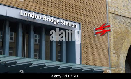 Londres, Royaume-Uni - 18 mars 2023 ; façade de la gare du pont de Londres avec logo de double flèche rouge Banque D'Images