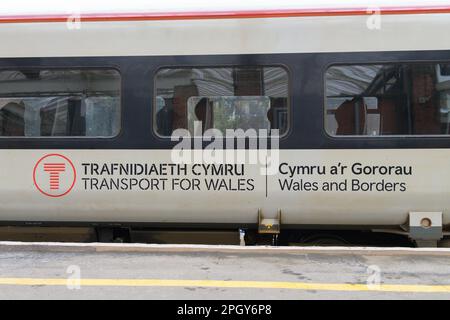 Shrewsbury, Royaume-Uni - 15 mars 2023 ; train transport pour le pays de Galles avec informations multilingues sur le transport Banque D'Images