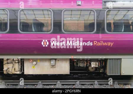 Shrewsbury, Royaume-Uni - 15 mars 2023; Nom et logo du West Midlands Railway en transport Banque D'Images