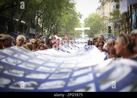 Des milliers de personnes détiennent une immense bannière avec des portraits des victimes de la dictature militaire, pendant le jour de la mémoire, de la vérité et de la justice à Buenos Aires. Les gens se réunissent à Buenos Aires à l'occasion de la Journée nationale de la mémoire pour la vérité et la justice, au cours de laquelle les victimes de la dernière dictature militaire sont commémorées en Argentine. Au cours des années de la dictature, plus de 30 000 personnes ont disparu, des centaines d'enlèvements ont été perpétrés, des tortures dans des centres de détention clandestins, l'appropriation de nouveau-nés et l'exil forcé de milliers d'Argentins. Banque D'Images