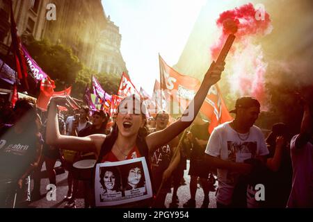 Buenos Aires, Argentine. 24th mars 2023. Les manifestants tiennent des torches et chantent lorsqu'ils marchent vers la place Plaza de Mayo lors d'une manifestation pour marquer le 47th anniversaire du coup d'État militaire de 1976, à Buenos Aires. Les Argentins se réunissent pour commémorer les victimes de la dictature militaire à l'occasion de la Journée nationale de la mémoire pour la vérité et la justice. Crédit : SOPA Images Limited/Alamy Live News Banque D'Images