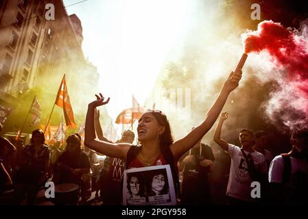 Buenos Aires, Argentine. 24th mars 2023. Les manifestants tiennent des torches et chantent lorsqu'ils marchent vers la place Plaza de Mayo lors d'une manifestation pour marquer le 47th anniversaire du coup d'État militaire de 1976, à Buenos Aires. Les Argentins se réunissent pour commémorer les victimes de la dictature militaire à l'occasion de la Journée nationale de la mémoire pour la vérité et la justice. Crédit : SOPA Images Limited/Alamy Live News Banque D'Images