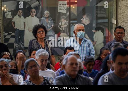 San Salvador, El Salvador. 24th mars 2023. Les fidèles assistent à une messe commémorative. Sur 24 mars 1980, l'archevêque Oscar Romero a été assassiné par les escadrons de la mort tout en donnant la messe à la chapelle Divina Providencia. (Photo de Camilo Freedman/SOPA Images/Sipa USA) crédit: SIPA USA/Alay Live News Banque D'Images