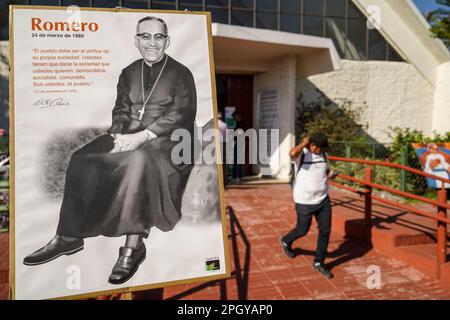 San Salvador, El Salvador. 24th mars 2023. Les fidèles assistent à une messe commémorative. Sur 24 mars 1980, l'archevêque Oscar Romero a été assassiné par les escadrons de la mort tout en donnant la messe à la chapelle Divina Providencia. (Photo de Camilo Freedman/SOPA Images/Sipa USA) crédit: SIPA USA/Alay Live News Banque D'Images