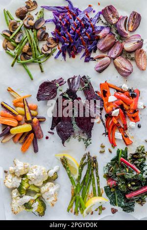 Faire sauter les légumes et les rôtir sur du papier parchemin. Concept d'alimentation saine. Banque D'Images