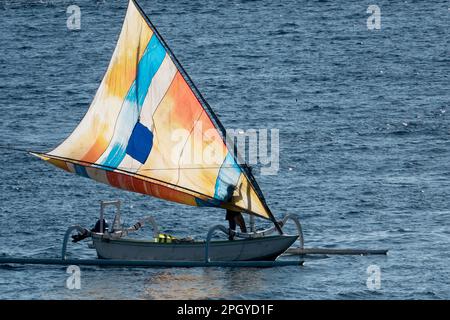 Les bateaux de pêche Jukung naviguent de retour à la plage à Amed, Bali, Indonésie Banque D'Images