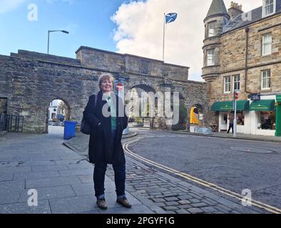 St. Andrews, Royaume-Uni. 24th mars 2023. Jane Philips, activiste indépendante de Dundee, se dresse devant une arche et un drapeau écossais dans la ville écossaise de St. Andrews. Elle est impliquée dans un groupe local pour l'indépendance écossaise. (À dpa-KORR: 'Quelle sortie du royaume? L'Écosse cherche une nouvelle boussole") Credit: Larissa Schwedes/dpa/Alay Live News Banque D'Images