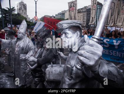 Buenos Aires, capitale fédérale, Argentine. 24th mars 2023. 24 mars est la Journée nationale de la mémoire pour la vérité et la justice et commémore le dernier coup d'État en Argentine, Qui a installé la dictature militaire en 1976.en mettant l'accent sur la promotion des droits de l'homme, la date vise à sensibiliser les gens aux effets et à l'impact sur le présent du régime qui applique le terrorisme d'État et qui est responsable de la disparition de 30 000 personnes. (Credit image: © Roberto Almeida Aveledo/ZUMA Press Wire) USAGE ÉDITORIAL SEULEMENT! Non destiné À un usage commercial ! Banque D'Images