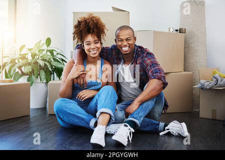 Leur relation a atteint de nouveaux sommets. une belle maison de déménagement de jeune couple. Banque D'Images