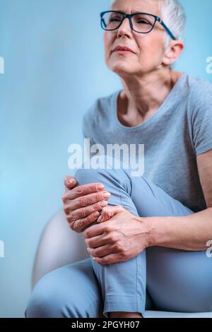 Senior woman avec douleur au genou Banque D'Images
