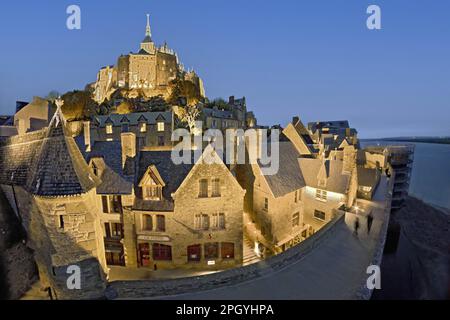 France - Normandie - Manche (50) - Mont Saint Michel - le village : au crépuscule, au sud du Mont Saint Michel, rue des remparts. En arrière-plan, l'abbaye Banque D'Images