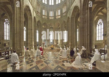 France - Normandie - Manche (50) - Mont Saint Michel - Église de l'Abbaye : le choeur pendant une messe, avec les moines et les religieuses de la fraternité monastique de Jer Banque D'Images