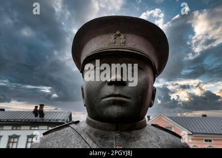 Toripolliisi, policier du marché, statue en bronze sur la place du marché, gros plan de la tête, sculpteur Kaarlo Mikkonen, Oulu, Ostrobothnia du Nord Banque D'Images