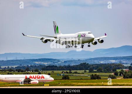 Boeing 747-400 cargo sur approche, aéroport, Stuttgart, Bade-Wurtemberg, Allemagne Banque D'Images