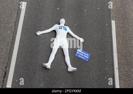 Protestation de l'organisation environnementale Greenpeace, sur la Bundesstrasse 14 40 militants exigent une meilleure qualité de l'air, le Neckartor est considéré comme le Banque D'Images