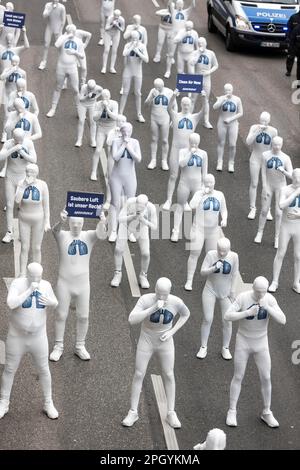 Protestation de l'organisation environnementale Greenpeace, sur la Bundesstrasse 14 40 militants exigent une meilleure qualité de l'air, le Neckartor est considéré comme le Banque D'Images