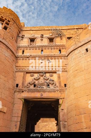 Patrimoine vintage porte d'entrée de fort avec ciel lumineux de l'angle plat est prise à jaisalmer fort rajasthan inde le 25 2023 janvier. Banque D'Images