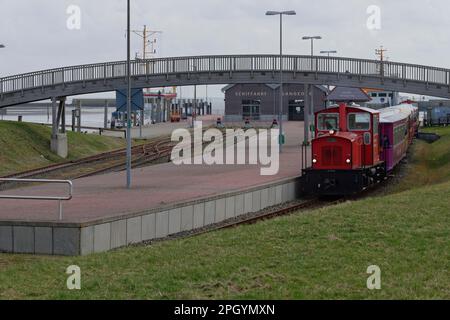 Le train de l'île quitte la gare au port, Langeoog, Basse-Saxe, Allemagne Banque D'Images